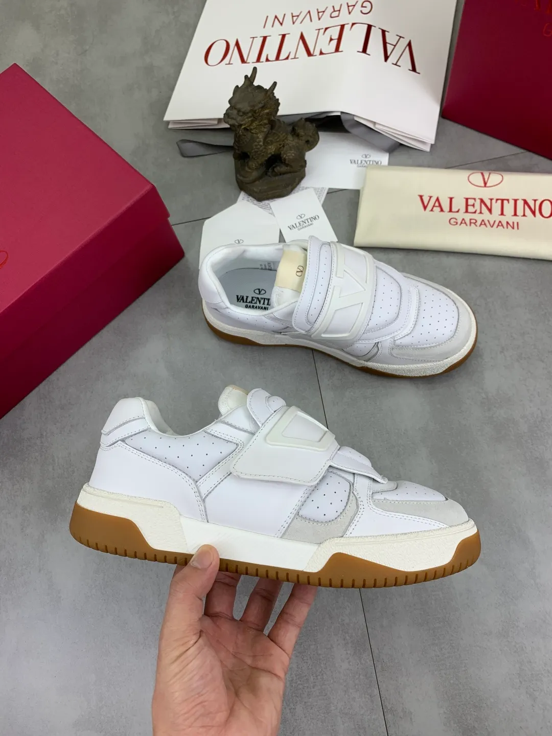 Men's men's shoes 💰P640 new style latest Valentino Valentino V family new casual young fashion trend sports shoes full of vitality, no age limit, very light and comfortable on the foot, packaging, original purchase and development, production, various color combinations are eye-catching, activate the charming sunny boy, the shoe design combines coolness with daily style, full of street feeling, multi-color options!   Fabric: original material splicing/first-layer cowhide Lining: imported cowhide/original logo sweat-absorbent and breathable foot pad Outsole: TPU foam lightweight material outsole Brand injection insole Code number: 38-46 Full set of packaging Color: 3️⃣ colors available